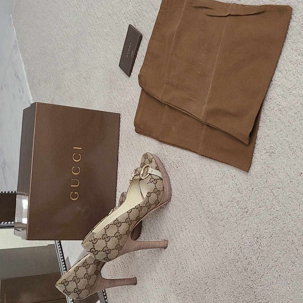 Gucci Heels EXCELLENT CONDITION!!